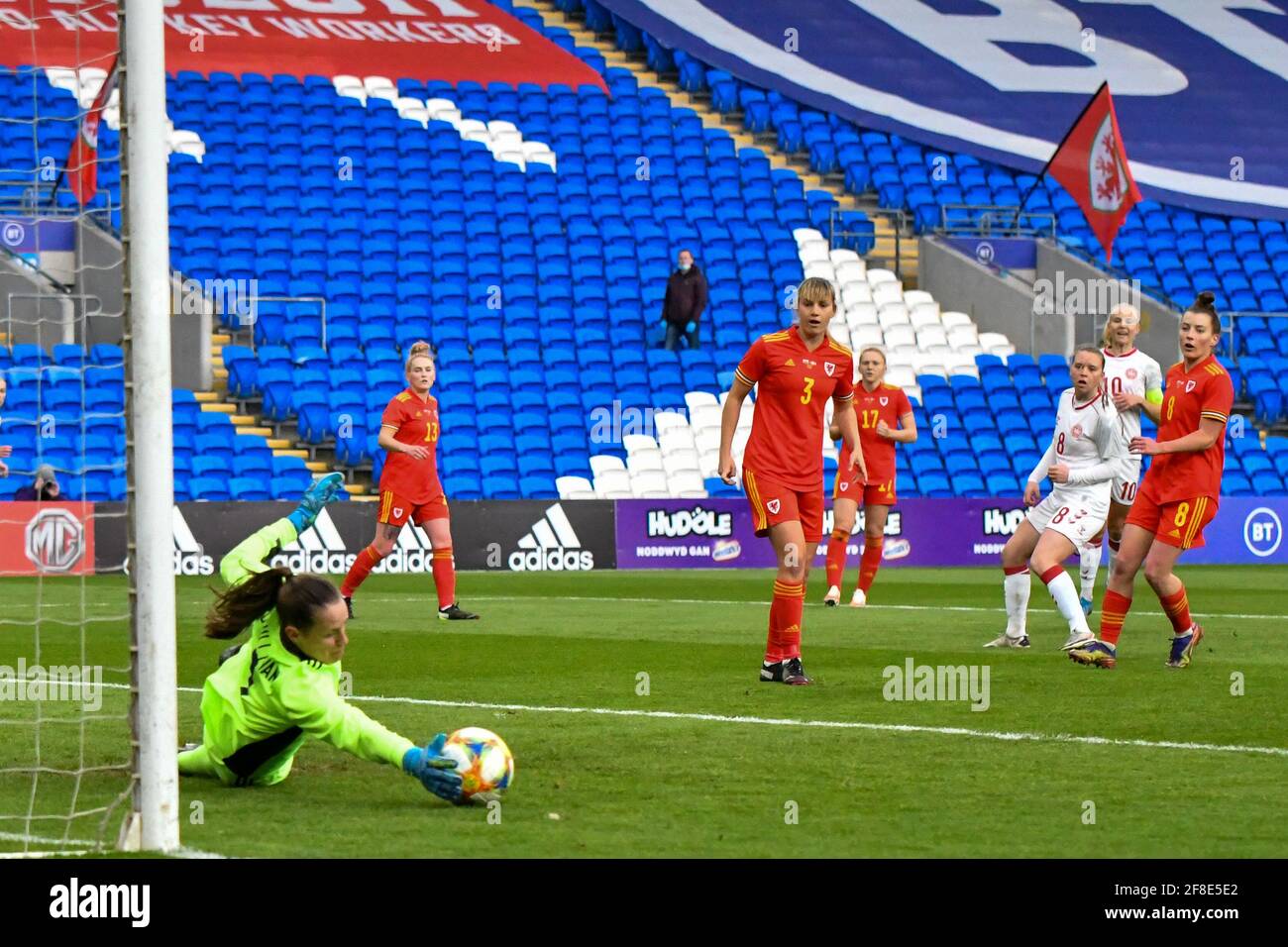 Cardiff, pays de Galles. 13 avril 2021. Laura O'Sullivan of Wales Women fait une économie lors du match amical féminin international entre le pays de Galles et le Danemark au Cardiff City Stadium à Cardiff, pays de Galles, Royaume-Uni, le 13 avril 2021. Crédit : Duncan Thomas/Majestic Media/Alay Live News. Banque D'Images