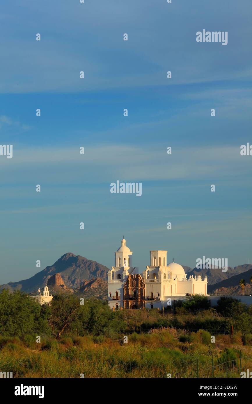 Tohono O'odham Indian Reservation AZ / OCT tôt le matin lumière Réchauffe la mission Kino de San Xavier abandonné par Red Butte et Cat Mountain au-dessous d'un Banque D'Images