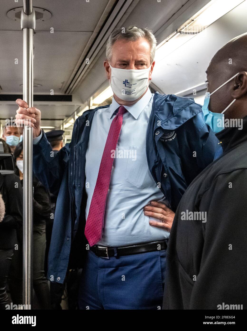 New York, États-Unis. 13 avril 2021. Bill de Blasio, maire de New York, prend le métro en route pour rejoindre des travailleurs de proximité pour un événement visant à distribuer des masques et à organiser des rendez-vous de vaccination COVID-19 dans une rue Harlem espagnole. Credit: Enrique Shore/Alay Live News Banque D'Images
