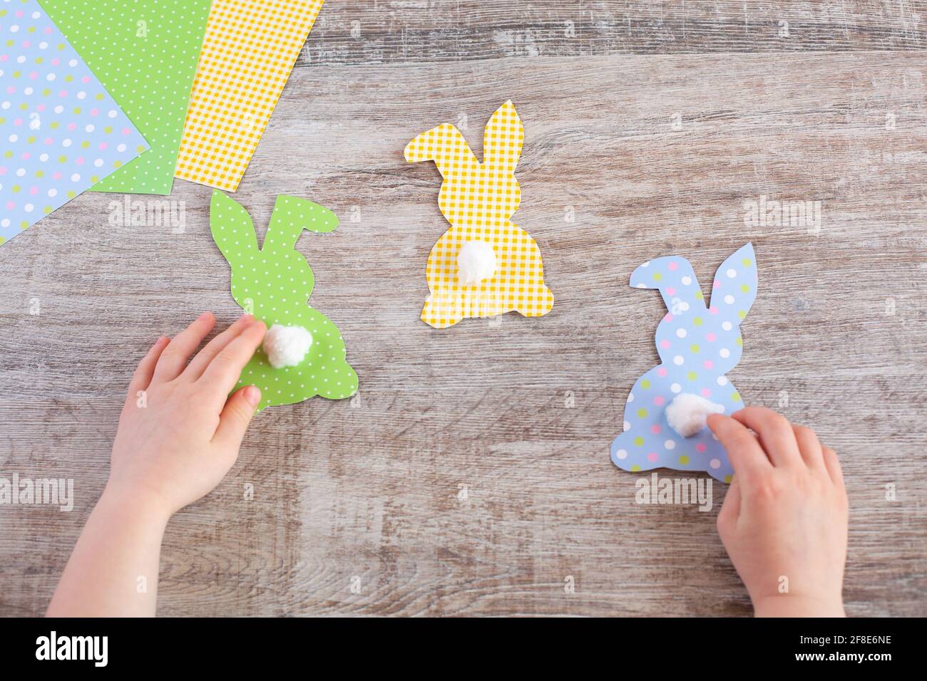 Drôle de papier lapin de pâques avec les mains des enfants. Pâques fait main projet de la créativité des enfants, de l'artisanat, de l'artisanat pour les enfants. Banque D'Images