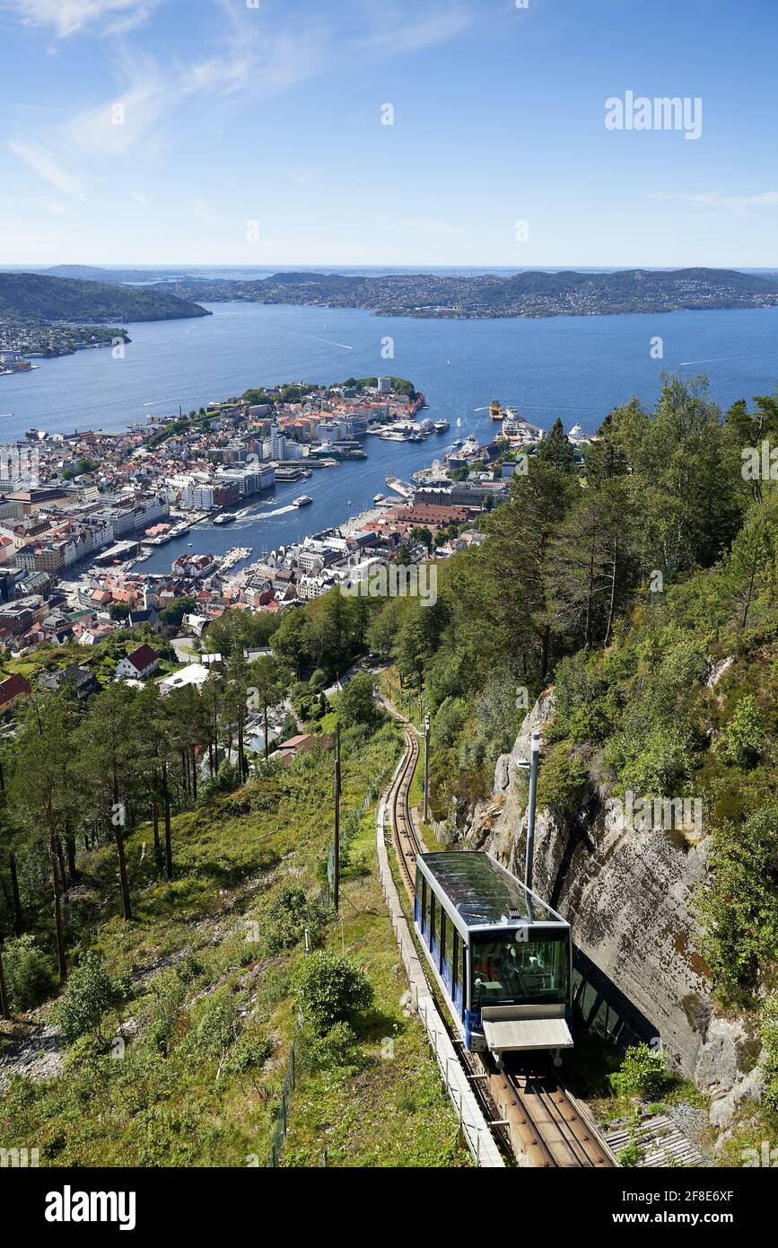 BERGEN, NORVÈGE - 23 juillet 2020 : le Floibanen est un funiculaire de la ville norvégienne de Bergen. Il relie le centre-ville à la montagne de Banque D'Images