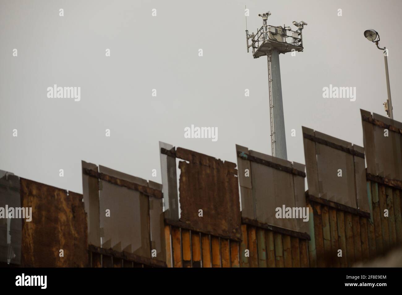 La surveillance des frontières américaines s'élève au-dessus des murs frontaliers des États-Unis et du Mexique à Tijuana, au Mexique. Banque D'Images