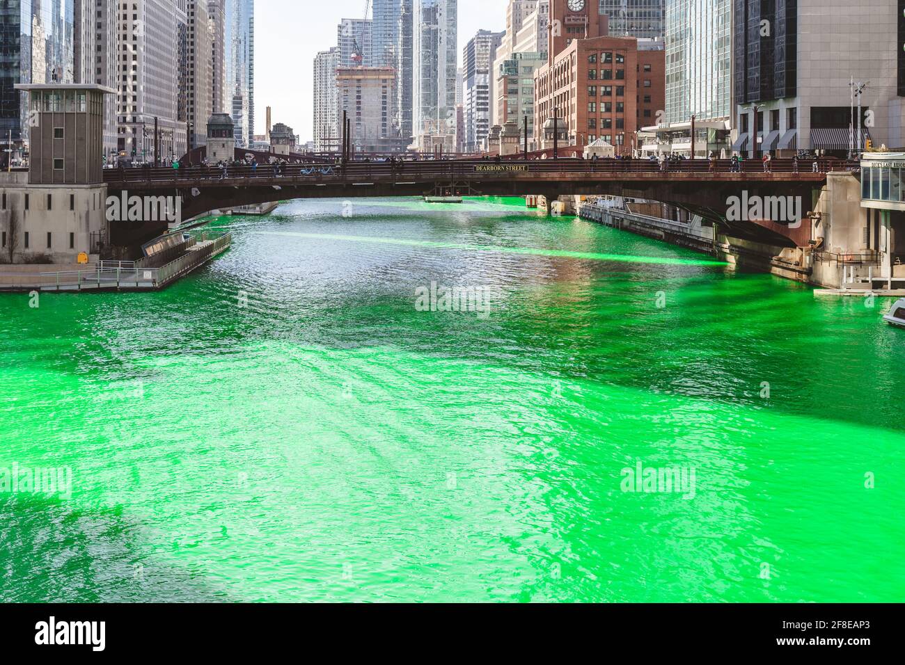 Image panoramique d'un fleuve et d'un Skyline de couleur verte de Chicago. Banque D'Images