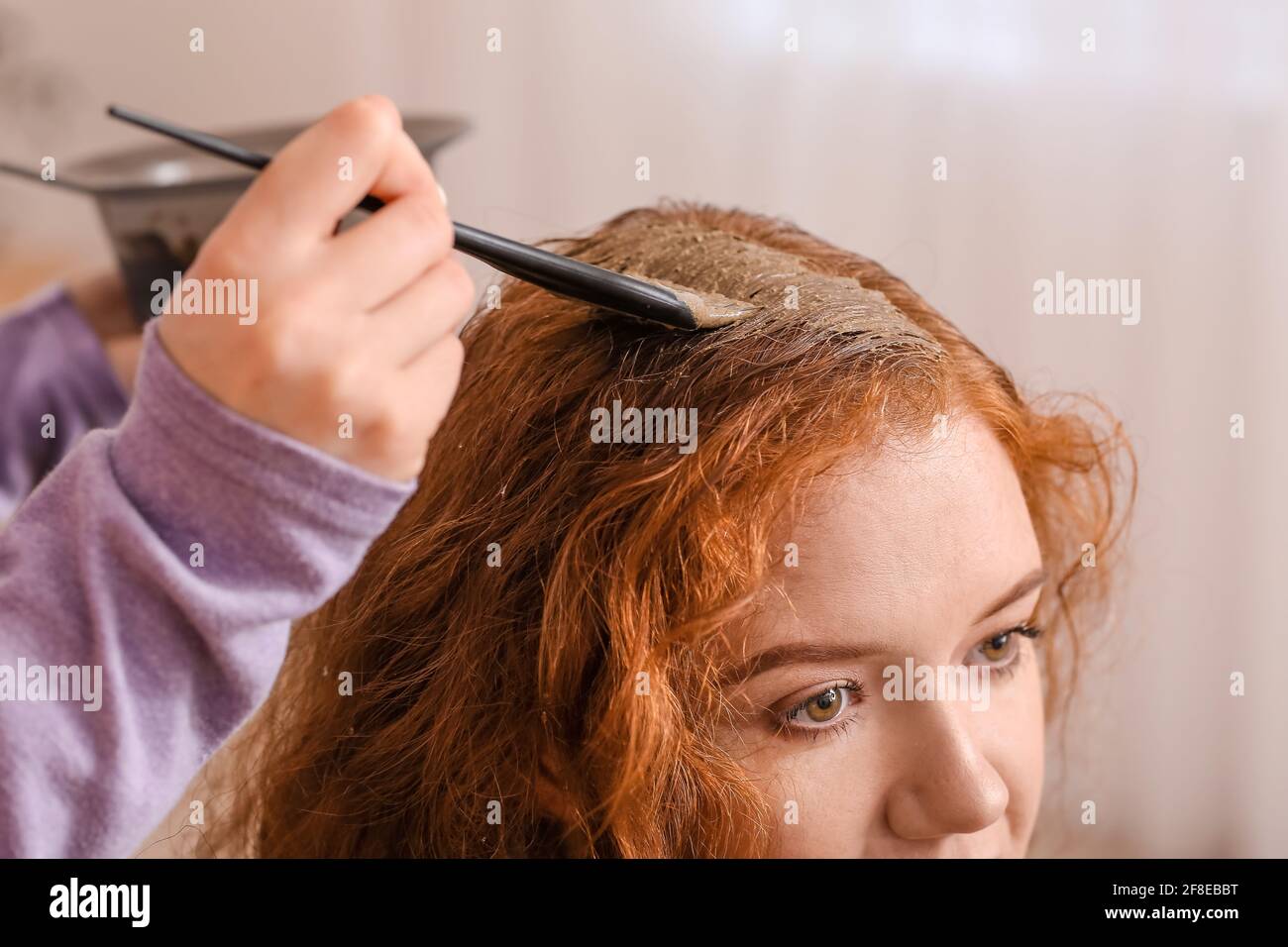 Teinture des cheveux de la jeune femme avec henné dans le salon de beauté Banque D'Images