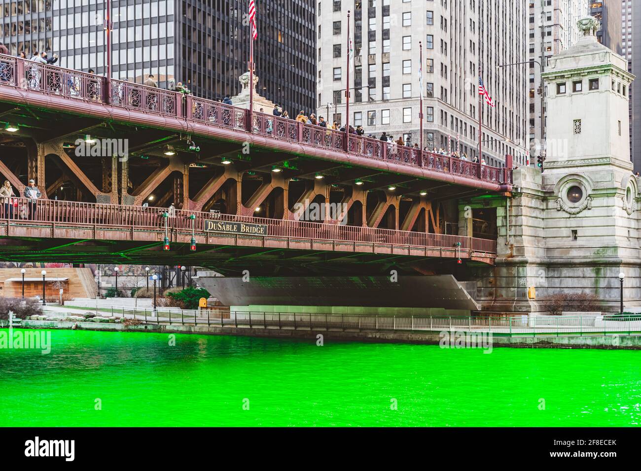 Le pont Dusable de Chicago avec le Chicago River Dyed in Green lors de la fête de la Saint-Patrick. Banque D'Images