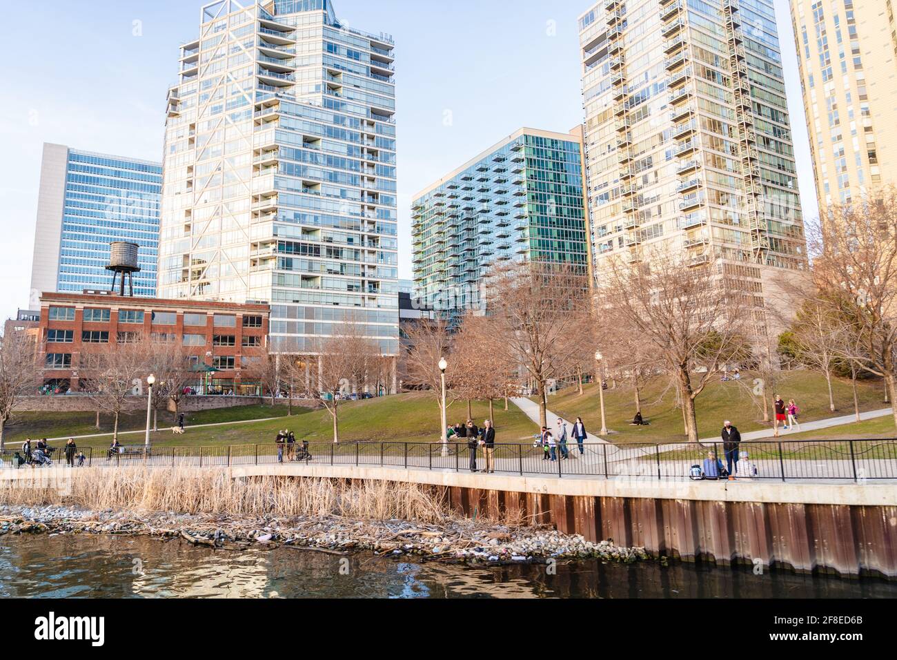 Chicago, Illinois - 13 mars 2021 : bâtiments résidentiels de luxe au bord de l'eau dans le centre-ville de Chicago pendant la pandémie COVID-19. Banque D'Images