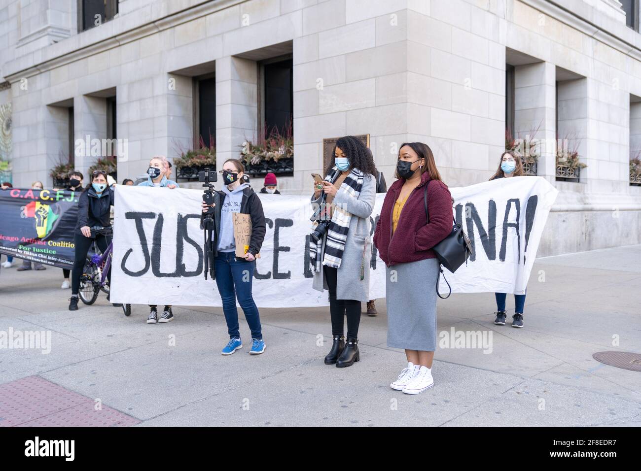 Chicago, Illinois - le 13 mars 2021 : un groupe de manifestants pacifiques de Breonna Taylor exigent la justice dans le centre-ville de Chicago pendant la pandémie COVID-19. Banque D'Images