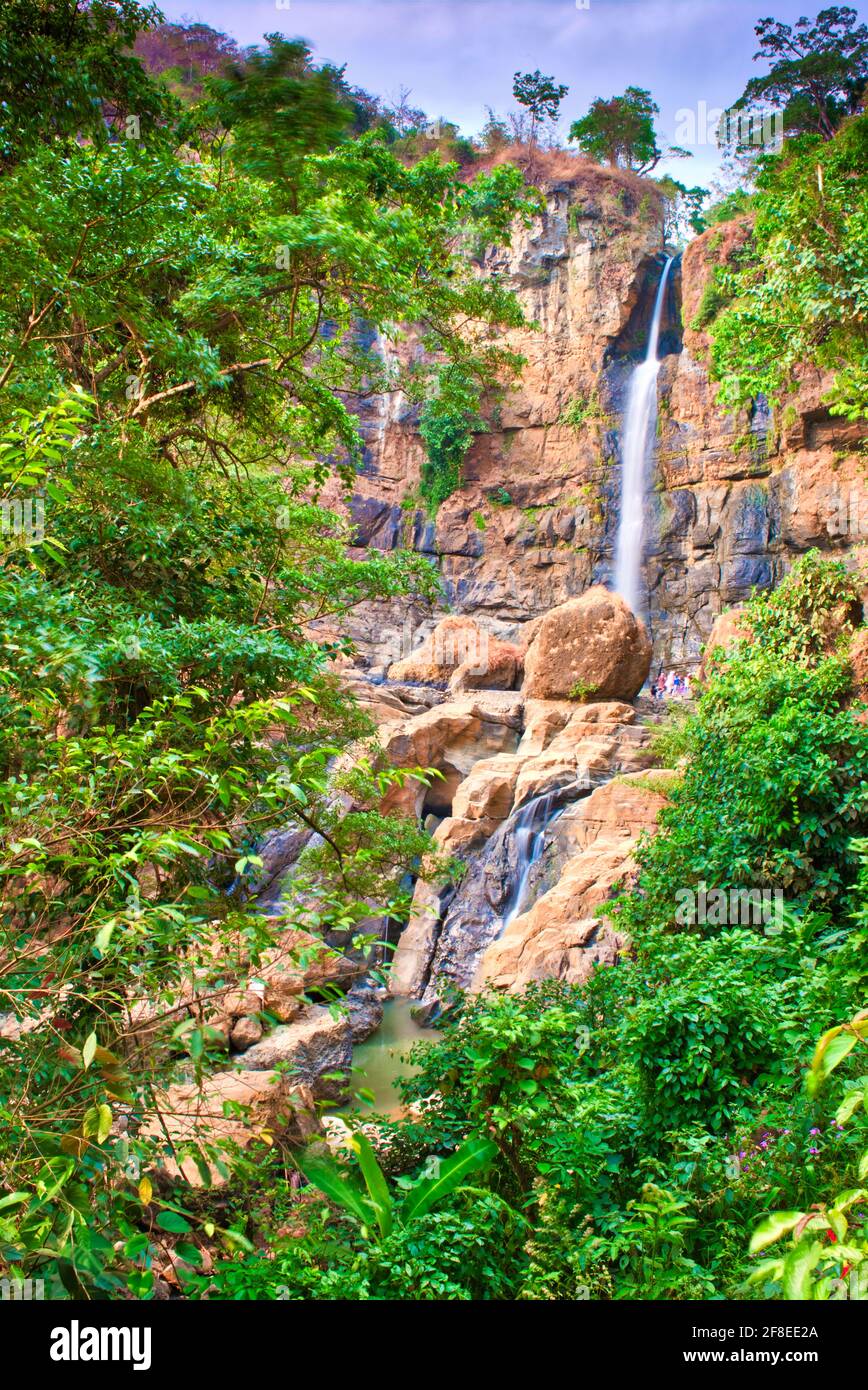 Curug Cimarinjung est la plus haute cascade du Geo Park Ciletuh. Cette cascade se connecte à la rivière et se termine par la mer. Quand vous arrivez à l'entr Banque D'Images