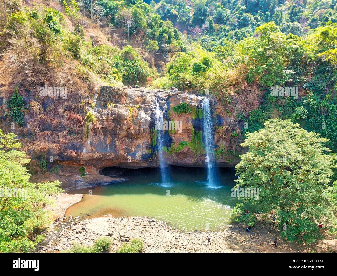 Une Zone Avec La Cascade De Cikanteh Sodong Est Une Attraction De une-zone-avec-la-cascade-de-cikanteh-sodong-est-une-attraction-de