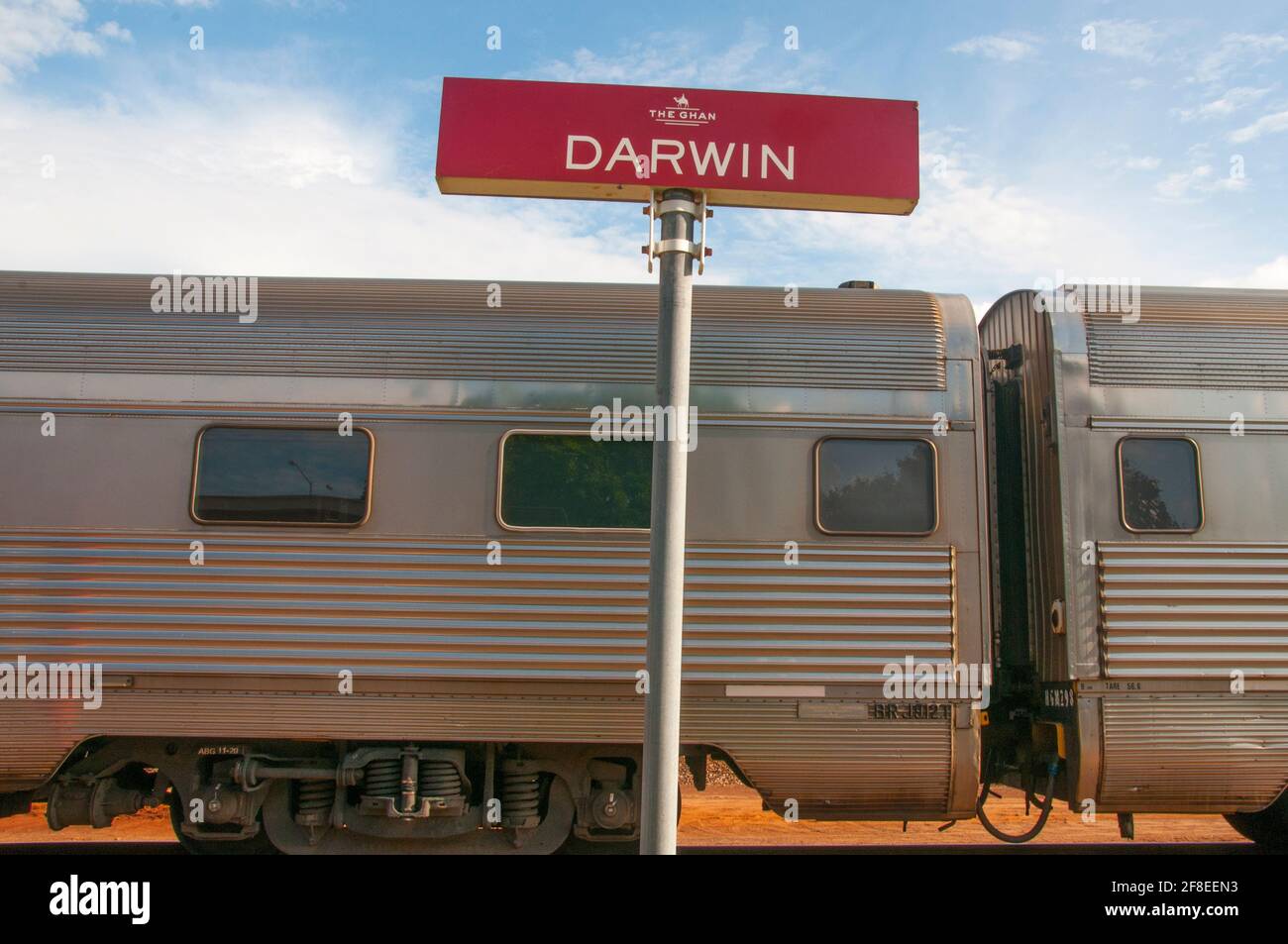 Le Ghan en attente de départ du terminal de voyageurs de Berrimah à l'extérieur de Darwin, territoire du Nord Banque D'Images