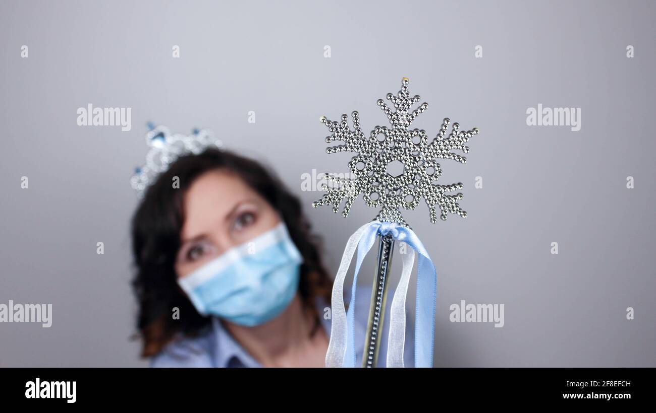 Femme portant un masque de protection contre le coronavirus. Femme dans un masque et un bandeau de Noël. Accessoire Noël, Halloween. Masque médical, gros plan Banque D'Images