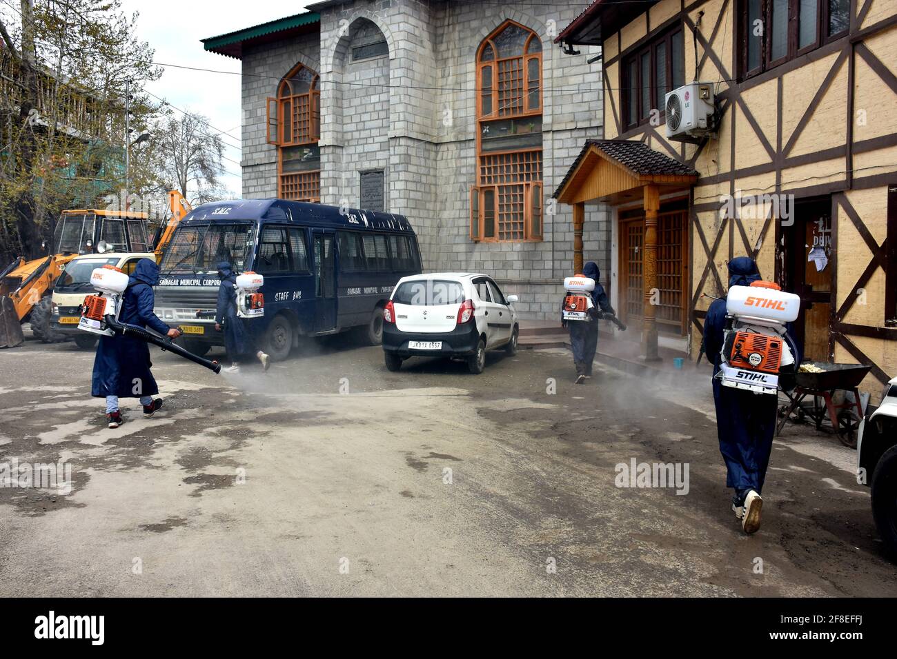 Srinagar, Jammu-et-cachemire Inde 07 août 2020. Kit portant des guerriers de première ligne assainissants les maisons de rue et les parties de la ville de srinagar. SMC Srinagar est Banque D'Images
