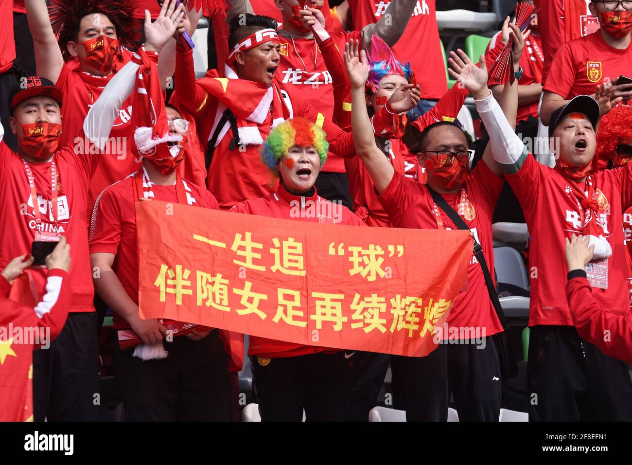 Suzhou, Chine. 13 avril 2021. L'équipe de football de la femme chinoise a battu l'équipe de Corée du Sud et se qualifie pour les Jeux Olympiques de Tokyo à Suzhou, Jiangsu, Chine le 13 avril 2021.(photo par TPG/cnschotos) Credit: TopPhoto/Alay Live News Banque D'Images