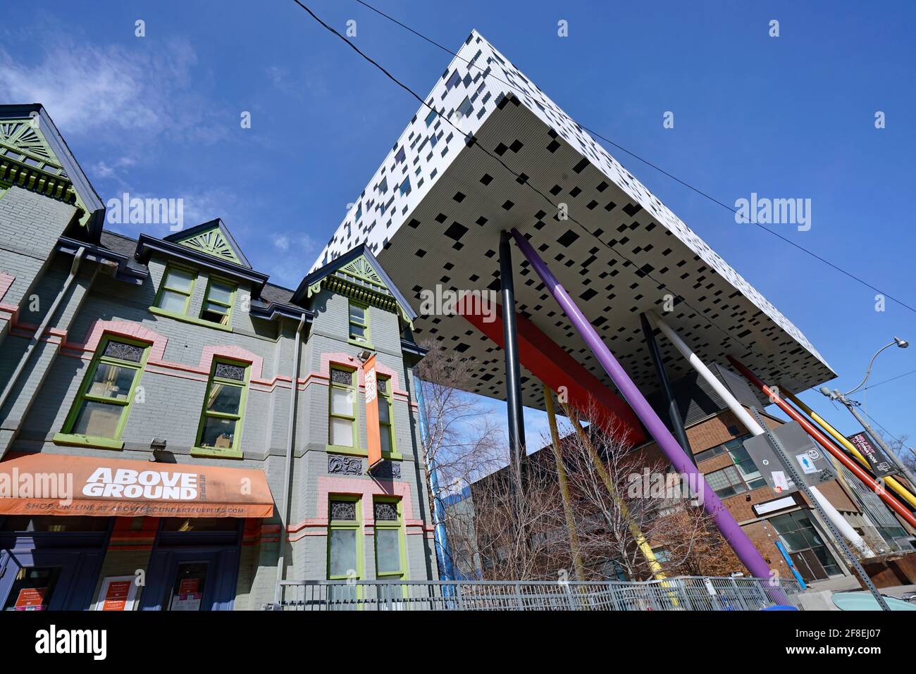 Toronto, Canada - le Collège d'art et de design de l'Ontario, avec un ajout construit sur des pilotis au-dessus d'un ancien bâtiment. Banque D'Images