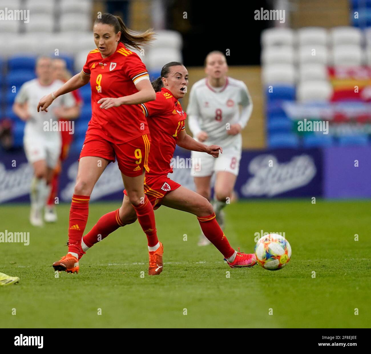 Cardiff, Royaume-Uni. 13 avril 2021. Natasha Harding (L) et Kayleigh Green sont vus en action lors du match amical entre le pays de Galles et le Danemark au Cardiff City Stadium.final score; pays de Galles 1:1 Danemark) Credit: SOPA Images Limited/Alay Live News Banque D'Images