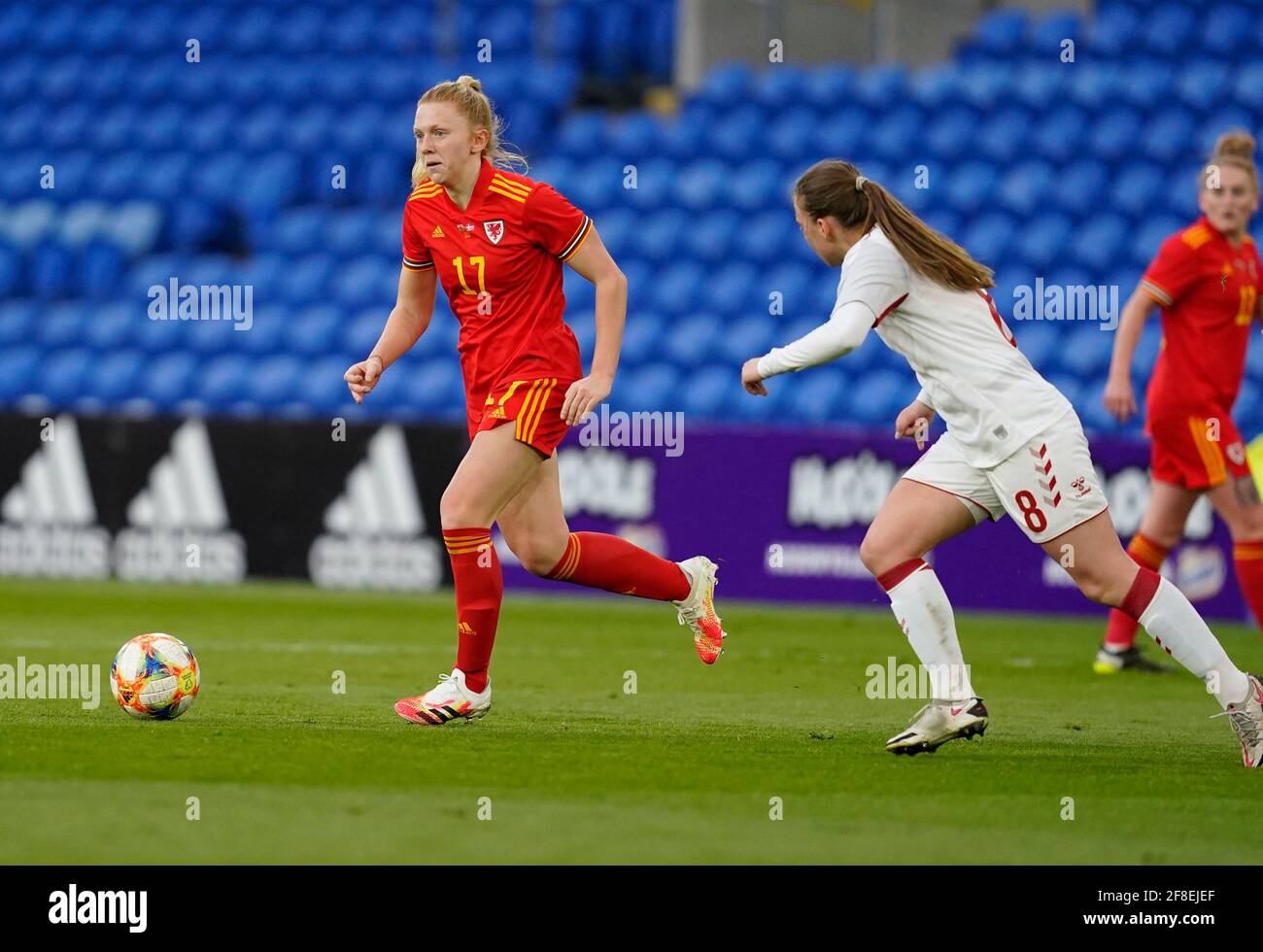 Cardiff, Royaume-Uni. 13 avril 2021. CERI Holland (L) et Sara Thrige sont vus en action lors du match amical entre le pays de Galles et le Danemark au stade de Cardiff City Stadium.final score; pays de Galles 1:1 Danemark) Credit: SOPA Images Limited/Alay Live News Banque D'Images