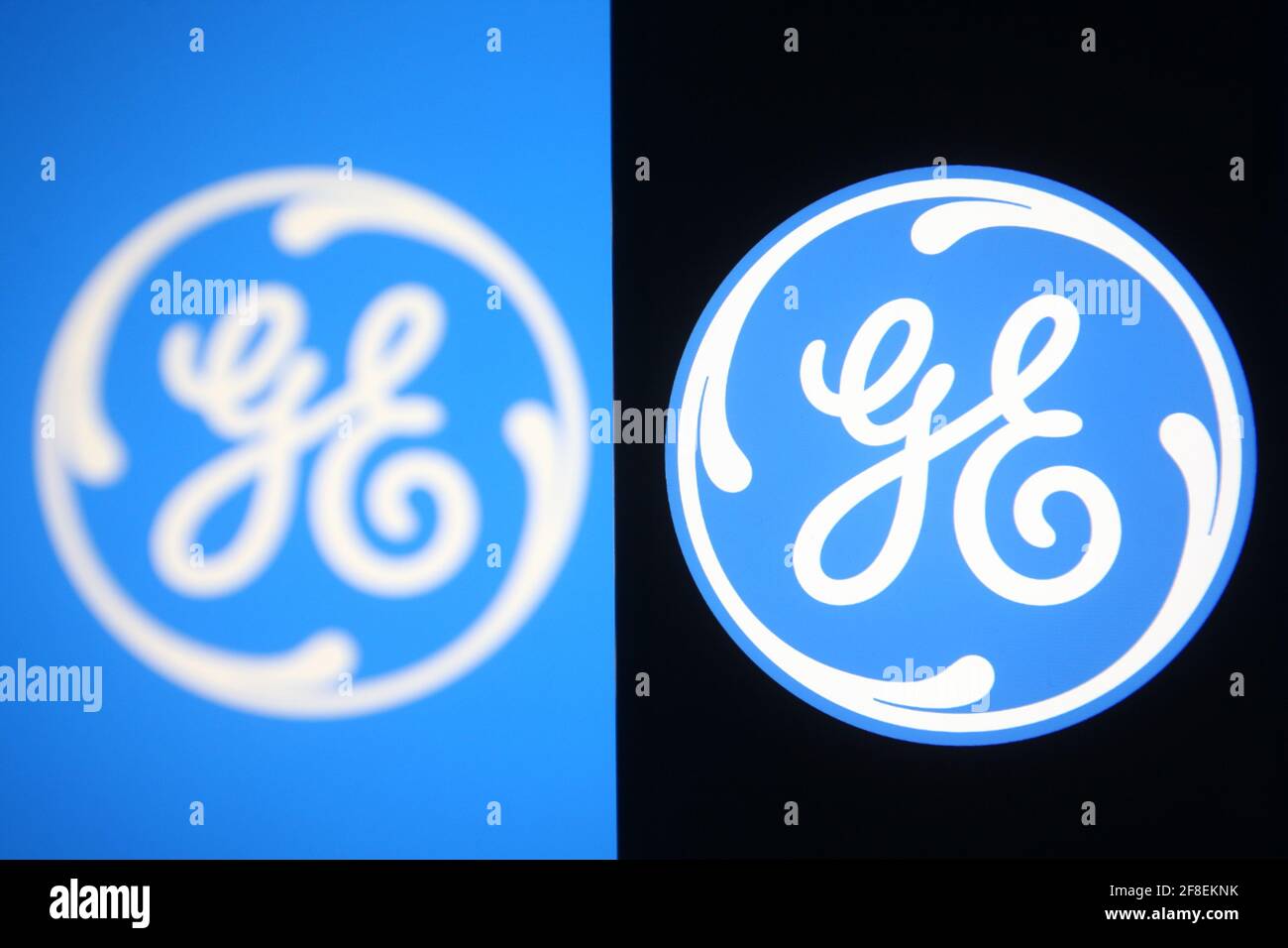 Ukraine. 14 avril 2021. Dans cette illustration, le logo General Electric (GE) apparaît sur un smartphone et un écran d'ordinateur. Credit: Pavlo Gonchar/SOPA Images/ZUMA Wire/Alay Live News Banque D'Images