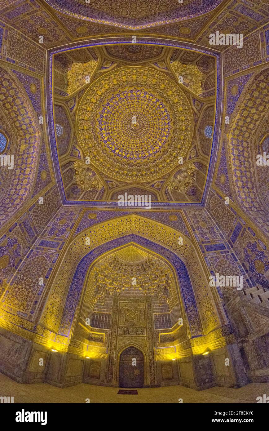 Tilla-Qori Madrasah le nom de la Madrassah est dérivé de la riche décoration dorée de la faPrès. “Tilla-Kori” est traduit par “décoré avec Banque D'Images