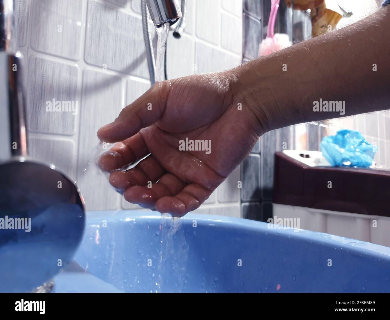 Se laver les mains avec du savon et de l'eau de nettoyage, Banque D'Images