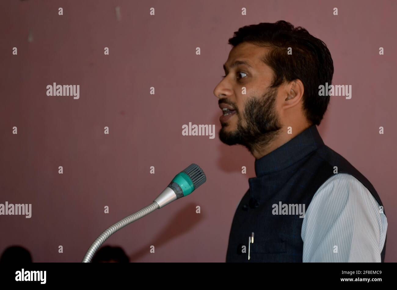 Man asian donne une conférence dans une salle publique pendant une fonction Banque D'Images