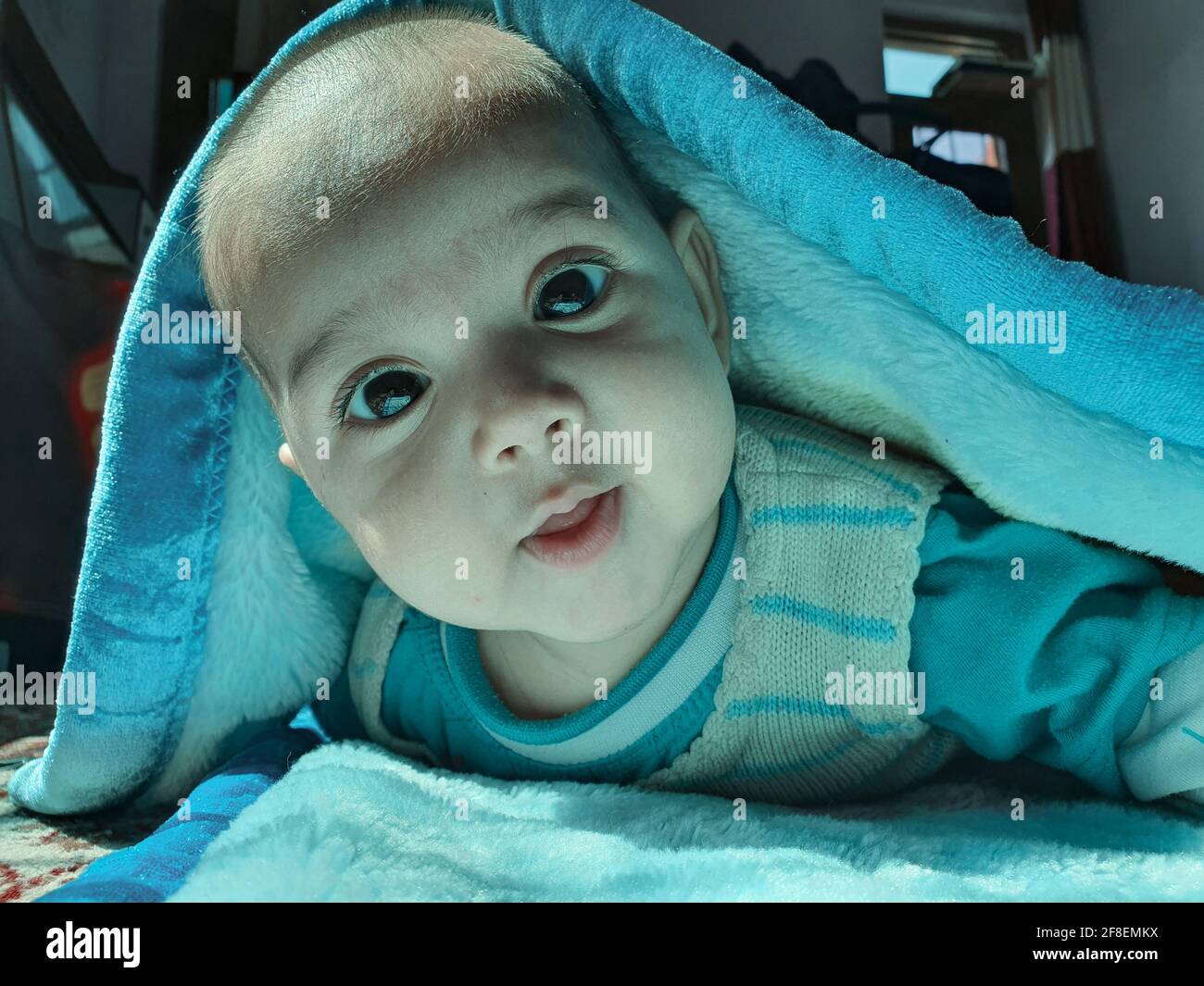 Magnifique enfant différentes poses semble très beau. Les petits enfants après leur naissance ont des joues douces et un petit visage innocent avec un sourire criant. Banque D'Images