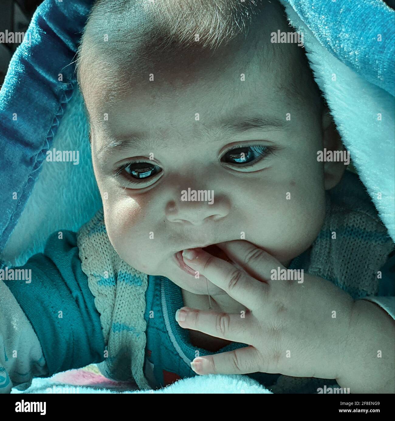 Magnifique enfant différentes poses semble très beau. Les petits enfants après leur naissance ont des joues douces et un petit visage innocent avec un sourire criant. Banque D'Images