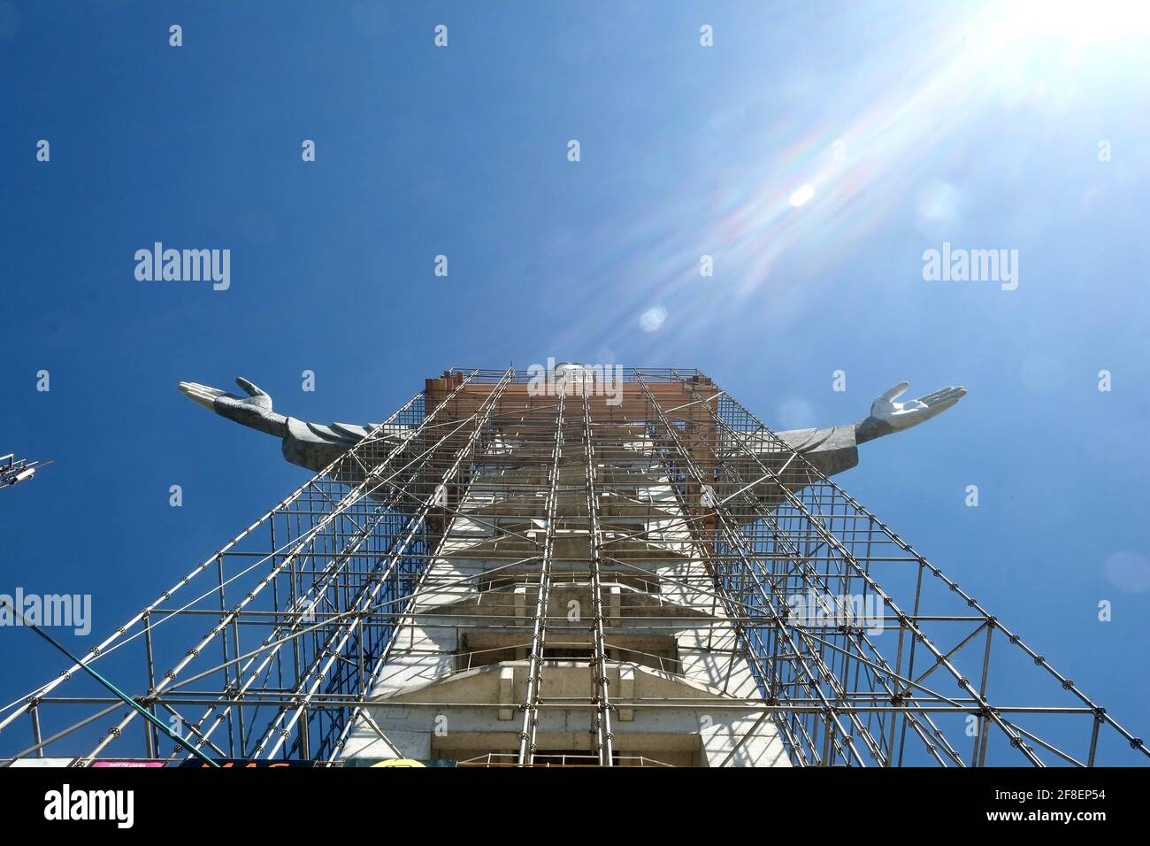 13 avril 2021, Brésil, Encantado : vue de la nouvelle statue du Christ protecteur en construction. La statue, conçue par les artistes Genesio Gomes Moura et Markus Moura, doit être de 37 mètres de haut, sept mètres de haut que le célèbre Christ Rédempteur de Rio de Janeiro. « il est facile de construire une statue plus haute. Je veux voir le point de vue, cependant," plaisantait le maire de Rio Paes. À laquelle Calvi, maire d'Encantado, a répondu que le monde connaît déjà Rio assez bien, maintenant il est temps d'admirer les sites de la vallée de Taquari. La construction de la nouvelle statue a commencé en 2019 sur un terrain donné. Photo: Lucas Amorelli/dpa Banque D'Images