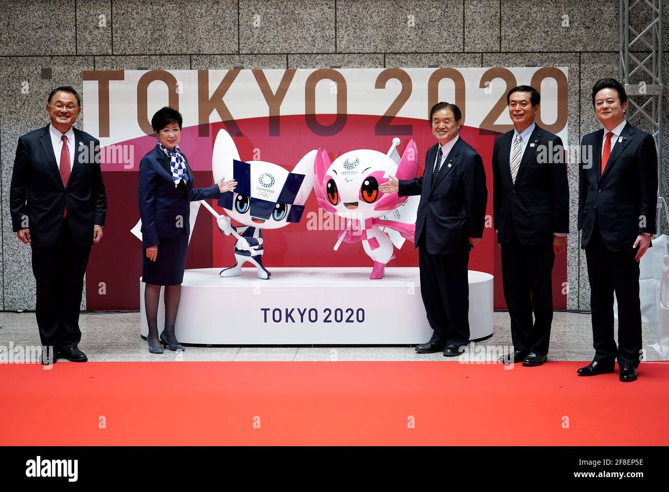14 avril 2021, Tokyo, JPN : de gauche à droite, Yasuhiro Yamashita, président du Comité olympique japonais, Tokyo Gov. Yuriko Koike, Tokyo 2020 Vice-président du comité organisateur Toshiaki Endo, Ryoichi Ishikawa, Président de l'Assemblée métropolitaine de Tokyo, et Kunihiko Koyama, Président du comité spécial sur les mesures à prendre pour promouvoir les Jeux olympiques et paralympiques de l'Assemblée métropolitaine de Tokyo posent avec les statues dévoilées de Miraitowa, à gauche, Et Someity, à droite, les officiels mascottes pour les Jeux Olympiques et Paralympiques de Tokyo 2020, à marquer 100 jours avant le début des Jeux Olympiques Tokyo 2020 à la Metropoli de Tokyo Banque D'Images