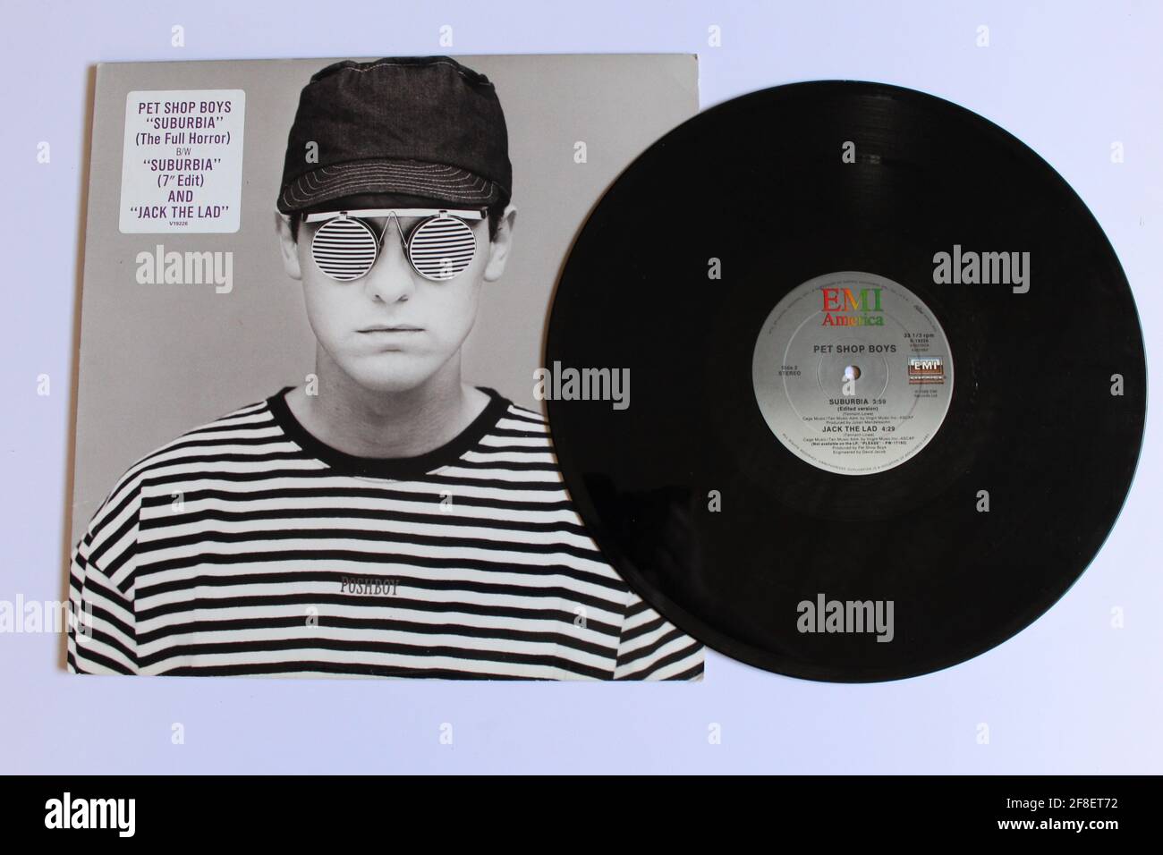 Anglais synthpop et EDM duo PET Shop Boys avec les célibataires Suburbia et Jack le LAD. Album de musique sur disque vinyle LP. Banque D'Images