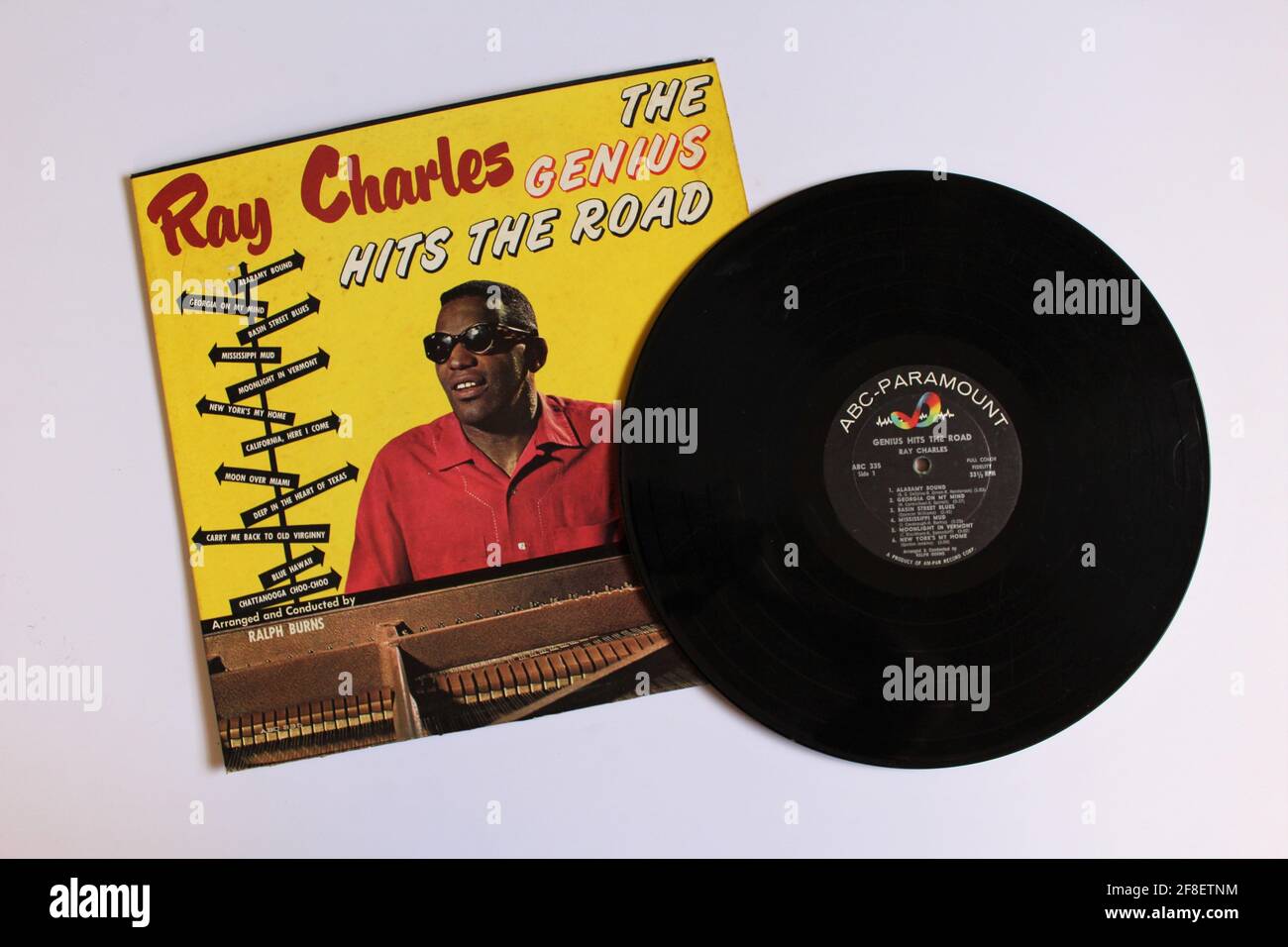 R&b, artiste de blues et de jazz, Ray Charles album de musique sur vinyle disque LP. Intitulé : la couverture de l'album The Genius Hits the Road Banque D'Images
