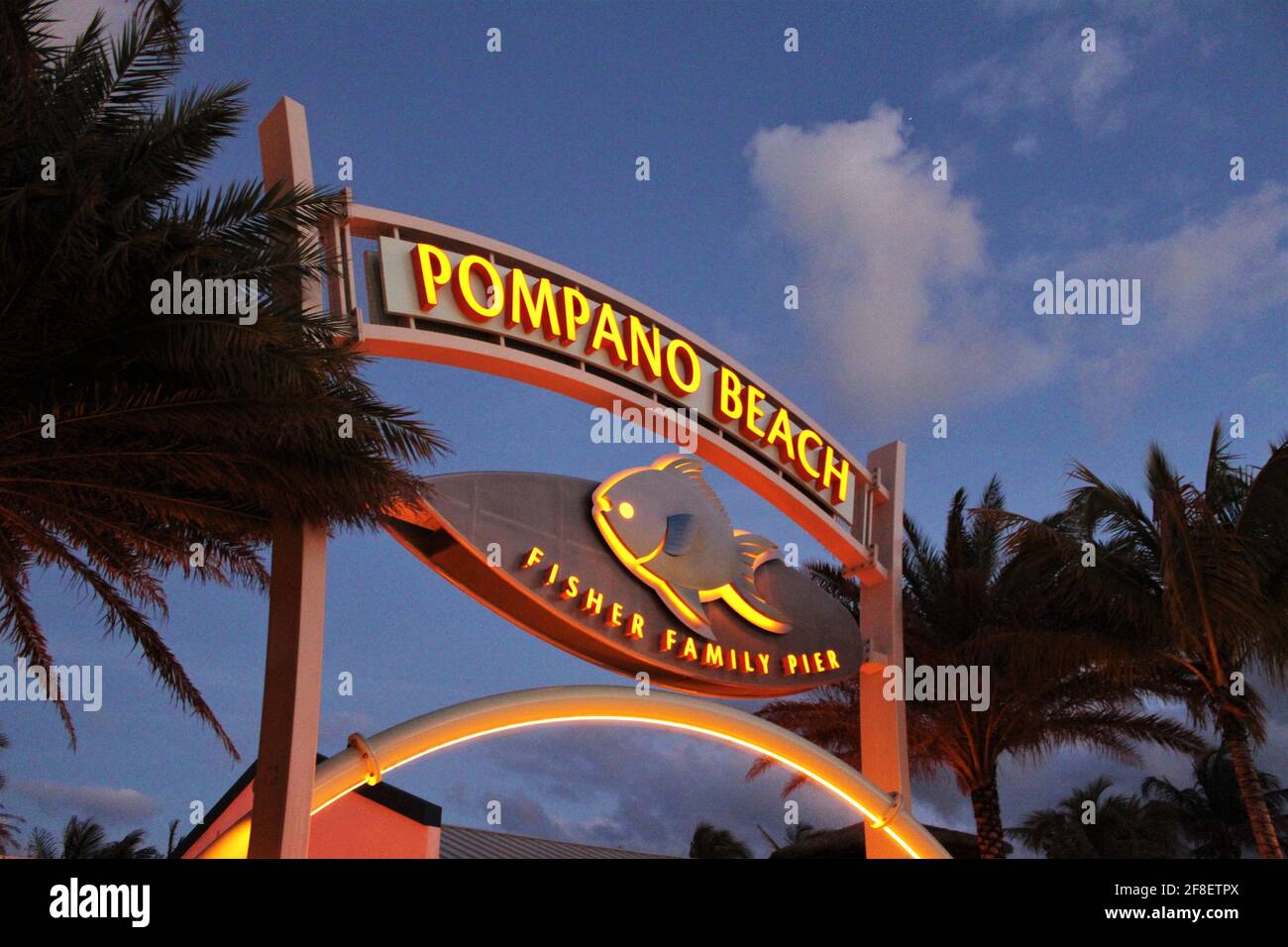 Panneau de Pompano Beach Fisher Family Pier au coucher du soleil. Pompano Beach, Floride Banque D'Images Panneau de Pompano Beach Fisher Family Pier au coucher du soleil. Pompano Beach, Floride Banque D'Images
