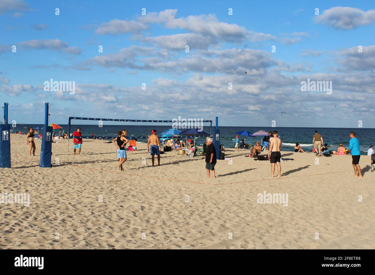 Groupe de personnes jouant au volley-ball à la plage de Pompano Beach, Floride pendant la pandémie de COVID-19. Banque D'Images Groupe de personnes jouant au volley-ball à la plage de Pompano Beach, Floride pendant la pandémie de COVID-19. Banque D'Images