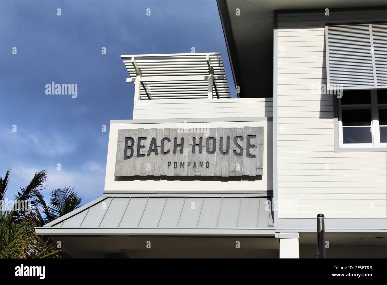 Entrée du restaurant Beach House à Pompano Beach, Floride. Lieu chic et haut de gamme avec bar panoramique au 2ème étage offrant un plat moderne de surf et de gazon Banque D'Images Entrée du restaurant Beach House à Pompano Beach, Floride. Lieu chic et haut de gamme avec bar panoramique au 2ème étage offrant un plat moderne de surf et de gazon Banque D'Images
