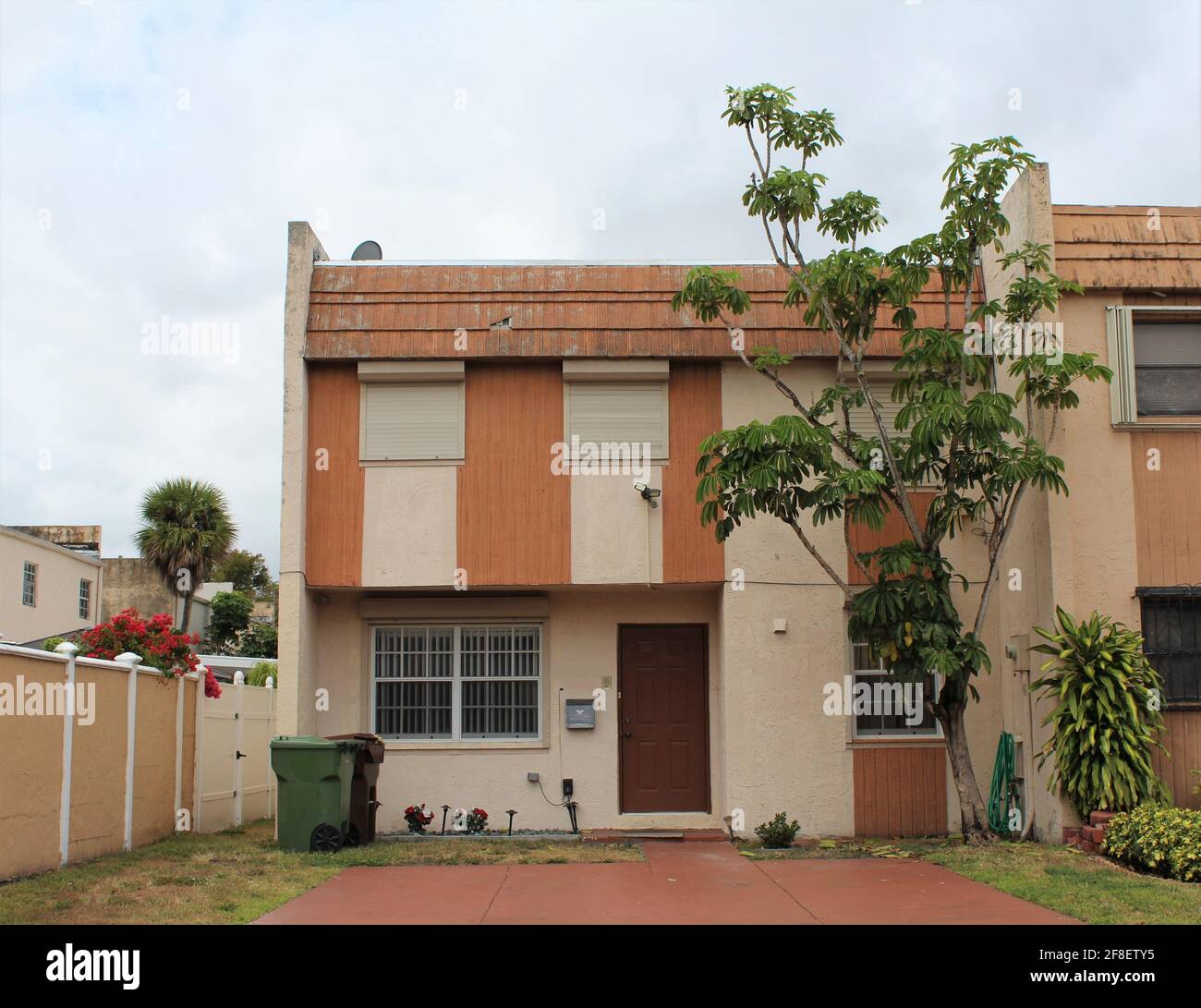 Maison de quartier de classe moyenne à deux étages à Miami, Floride Banque D'Images Maison de quartier de classe moyenne à deux étages à Miami, Floride Banque D'Images