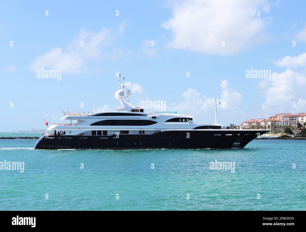 Grand et luxueux yacht naviguant à travers Miami Beach, Floride près de South Pointe Pier, près du port. Investissement publicitaire CopySpace pour millionnaires Banque D'Images