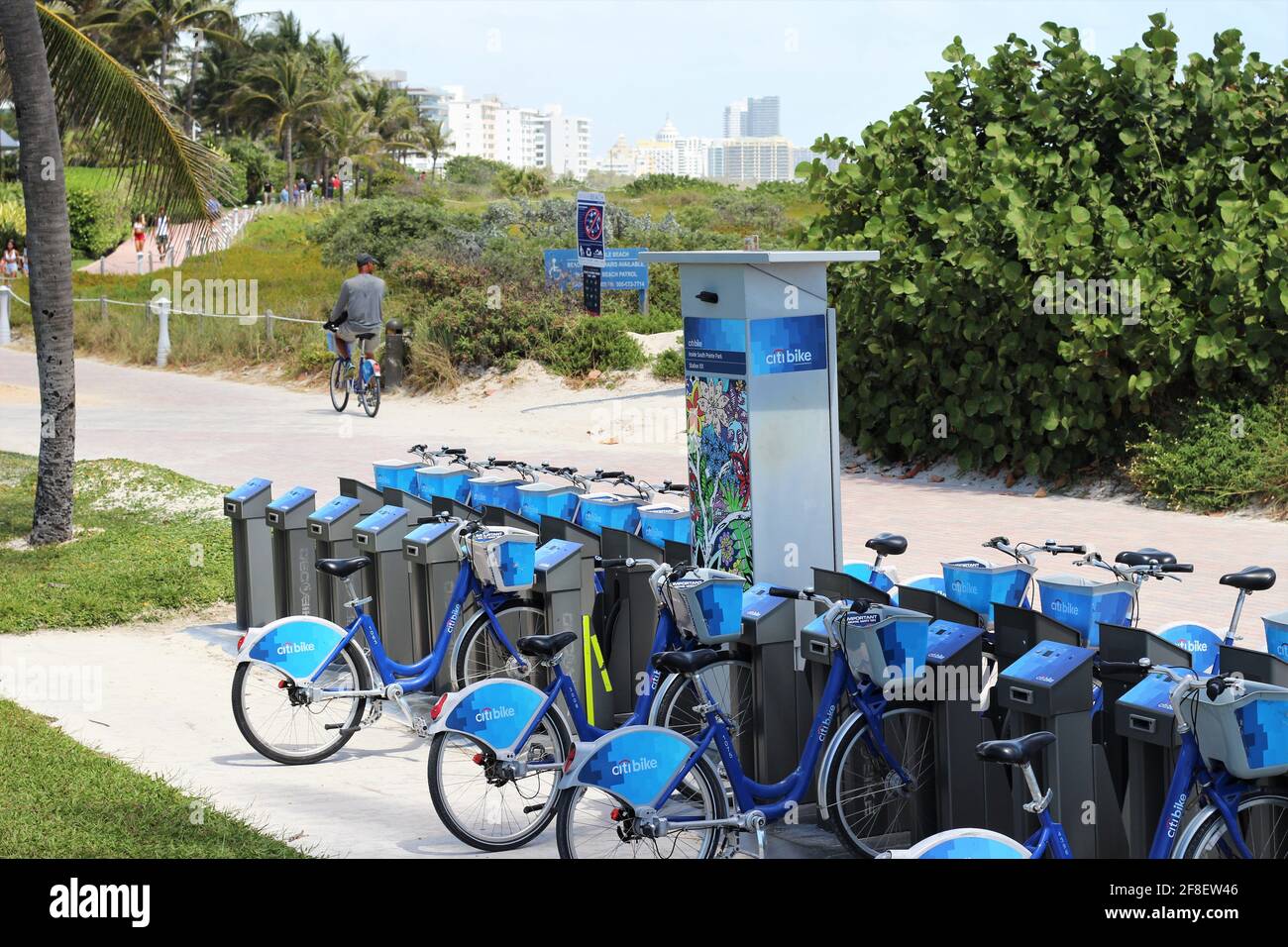 RDM of CitiBike Service louait des vélos sur le South Beach South Pointe Park à Miami Beach, en Floride, à partir de City Bank. Homme à vélo en arrière-plan Banque D'Images