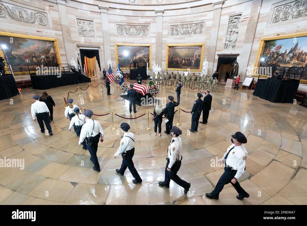 Les membres de la police du Capitole des États-Unis doivent rendre hommage au corps de leur collègue, l'officier de police du Capitole des États-Unis William Evans, au Capitole, à Washington, le mardi 13 avril 2021. Photo par AMR Alfiky/Pool/ABACAPRESS.COM Banque D'Images