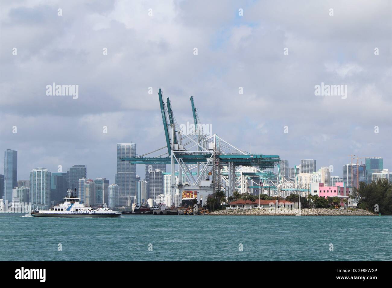 Bateau de Fisher Island au port maritime de Miami à South Pointe Beach à Miami Beach, Floride. Grues PortMiami et matériel de transport maritime. Maritime Banque D'Images