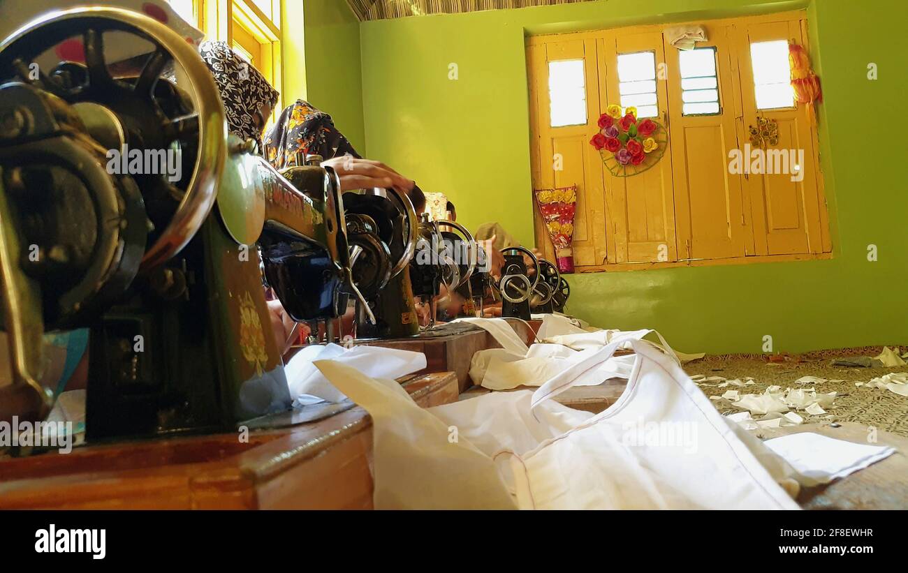 Maison fait coton masque de fabrication avec des machines locales pendant coronavirus Banque D'Images