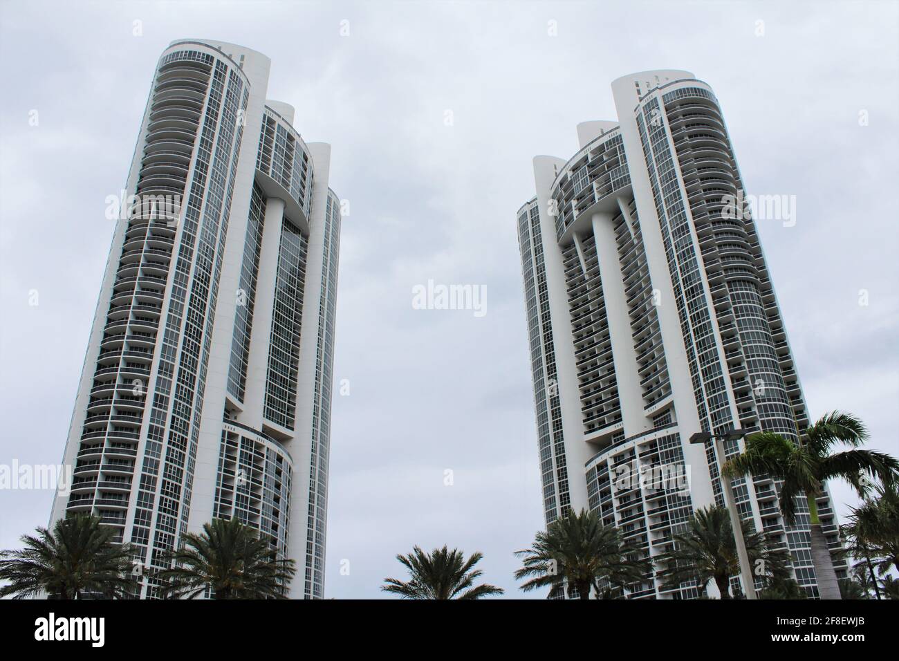 Trump Towers Royale et place sur Collins Avenue dans Sunny Isles Beach FL. Bâtiment de grande hauteur à Miami par temps nuageux. Banque D'Images