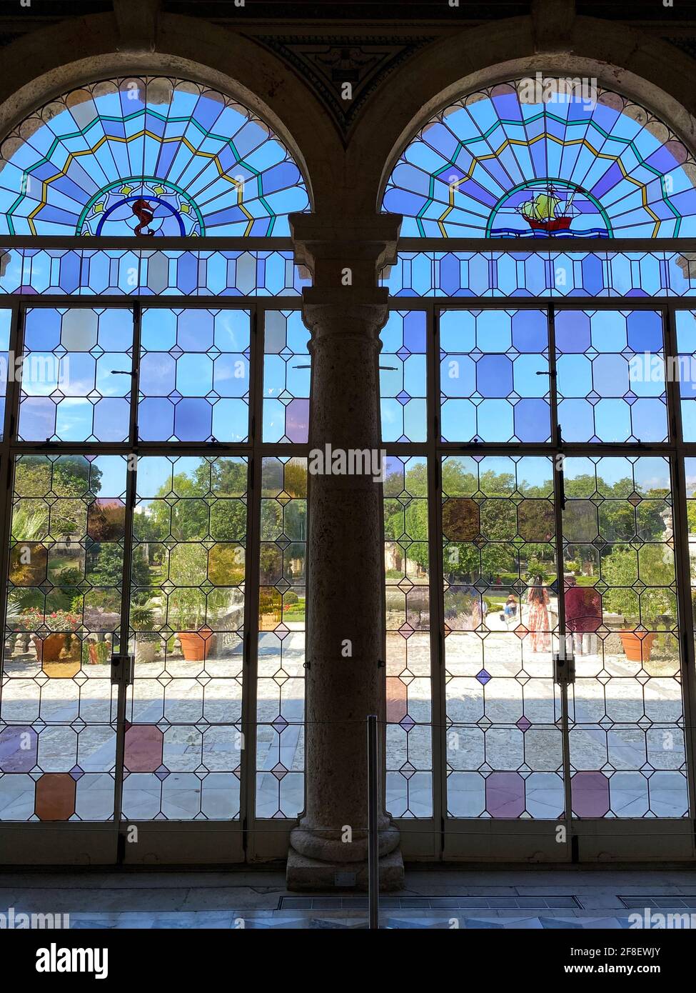 À l'intérieur du musée et des jardins Vizcaya de Miami en Floride. Magnifique salon de thé avec vitraux colorés reflétant un arc-en-ciel de lumière Banque D'Images