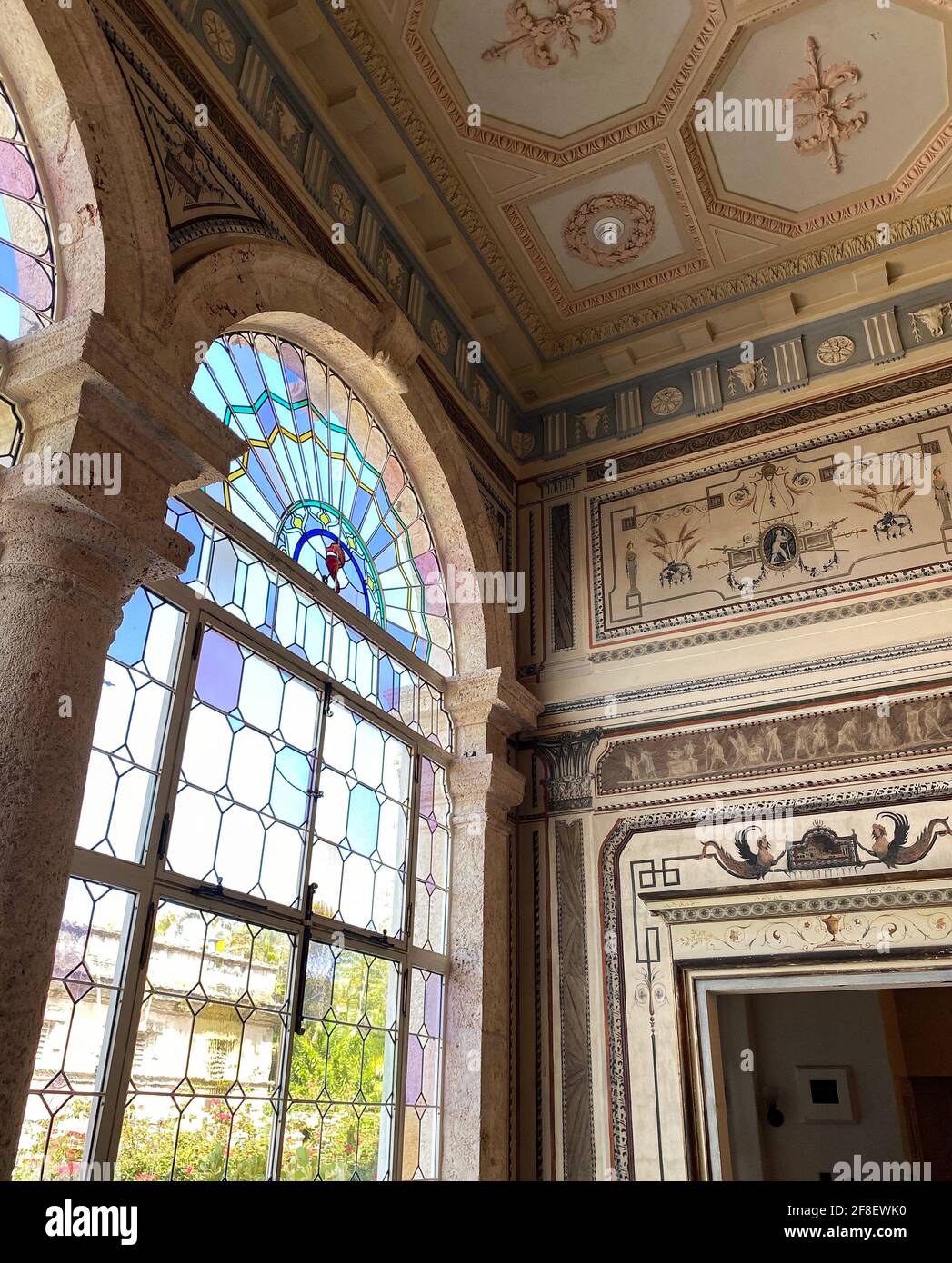 Intérieur du musée et jardin Vizcaya à Miami en Floride. Magnifique salon de thé avec fenêtres et portes en vitraux et beau plafond et décoration murale Banque D'Images