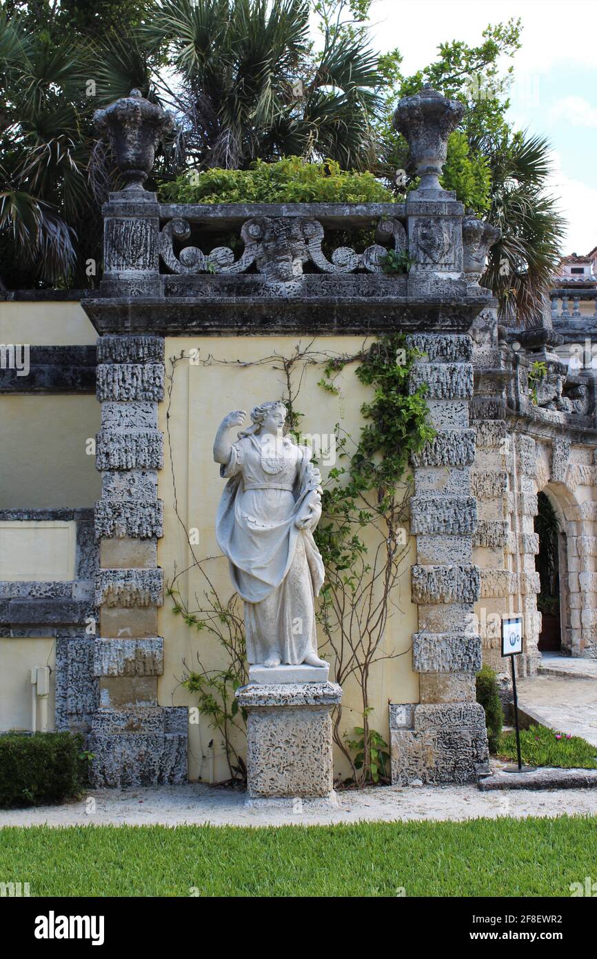Vue extérieure sur une grande statue du musée et du jardin Vizcaya. Paysage de la nature. Banque D'Images Vue extérieure sur une grande statue du musée et du jardin Vizcaya. Paysage de la nature. Banque D'Images