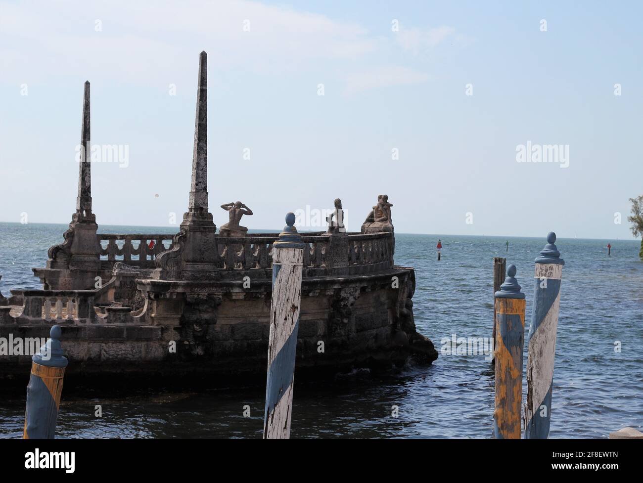 Embarcadère extérieur. Vue sur l'océan depuis le musée et les jardins de Vizcaya à Miami, Floride. Banque D'Images Embarcadère extérieur. Vue sur l'océan depuis le musée et les jardins de Vizcaya à Miami, Floride. Banque D'Images
