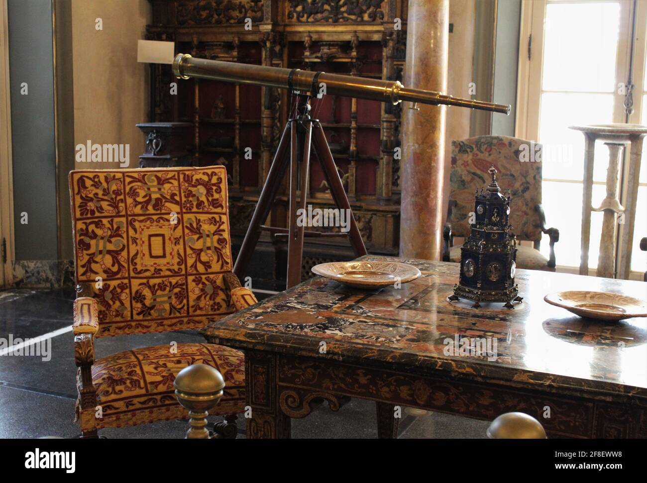 Cette chambre élégante et élégante dispose d''un télescope doré et d''un mobilier ancien au musée et jardin Vizcaya. Banque D'Images