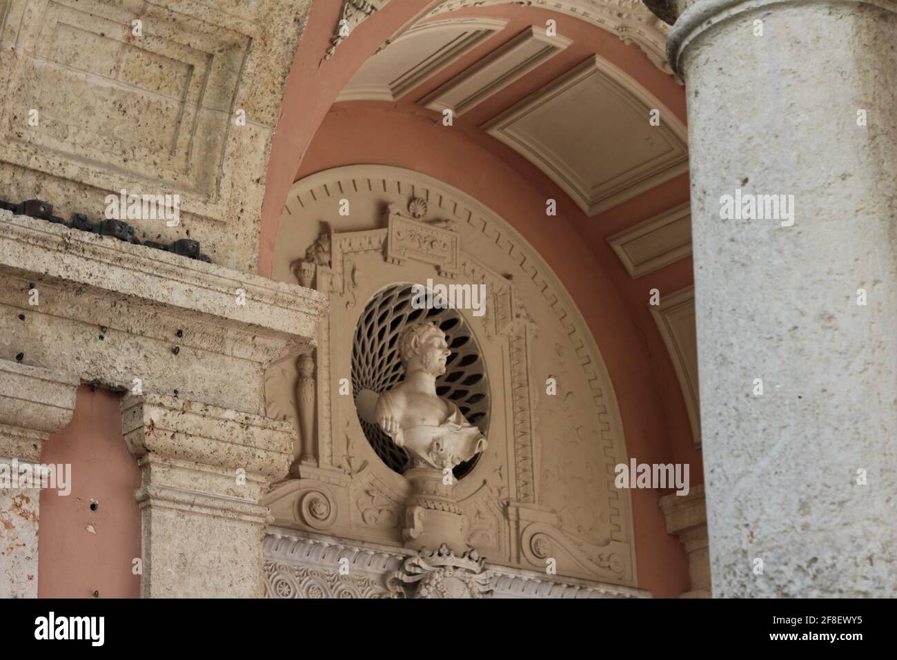 Angle latéral d'une élégante salle avec décoration d'un buste de statue de sculpture classique au Musée et jardin Vizcaya. Banque D'Images Angle latéral d'une élégante salle avec décoration d'un buste de statue de sculpture classique au Musée et jardin Vizcaya. Banque D'Images
