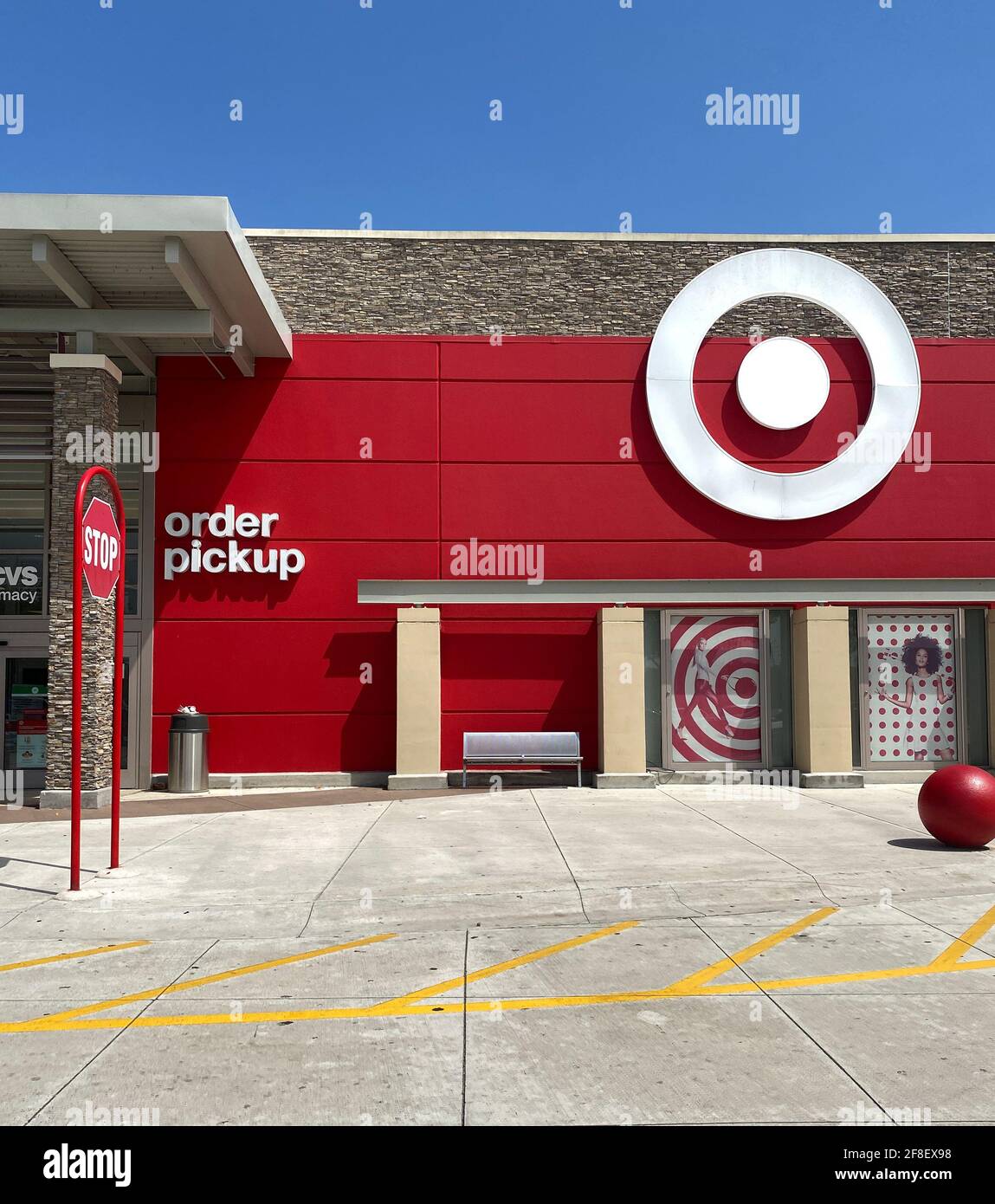 Vue extérieure de l'affiche de ramassage des commandes qui informe le magasin Target les acheteurs de supermarchés sur les commandes en ligne viennent chercher un lieu Banque D'Images