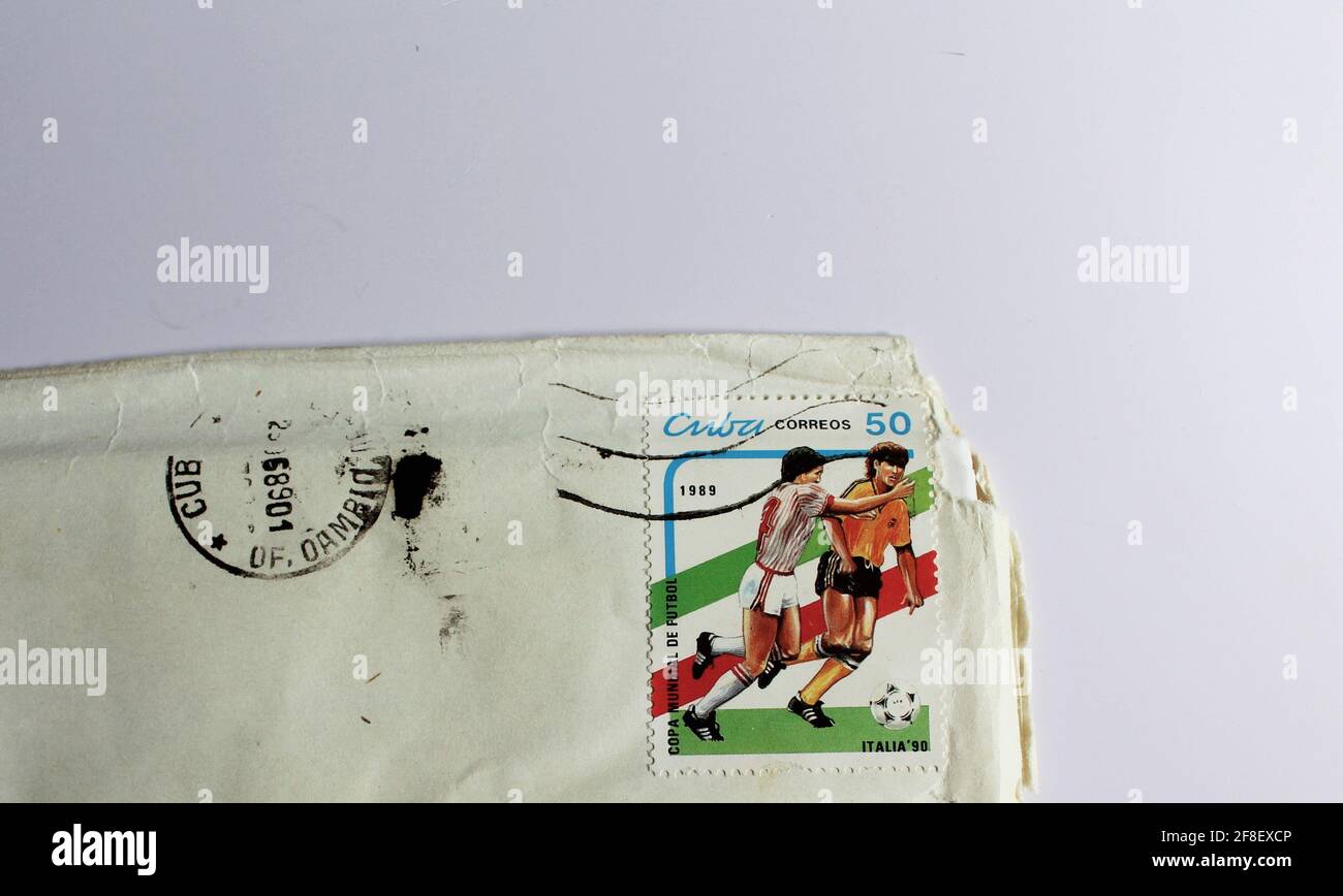CUBA, VERS 1989 - timbre postal imprimé à Cuba montre la coupe du monde football Italie 90, série, vers 1989 utilisé sur un morceau de courrier Banque D'Images