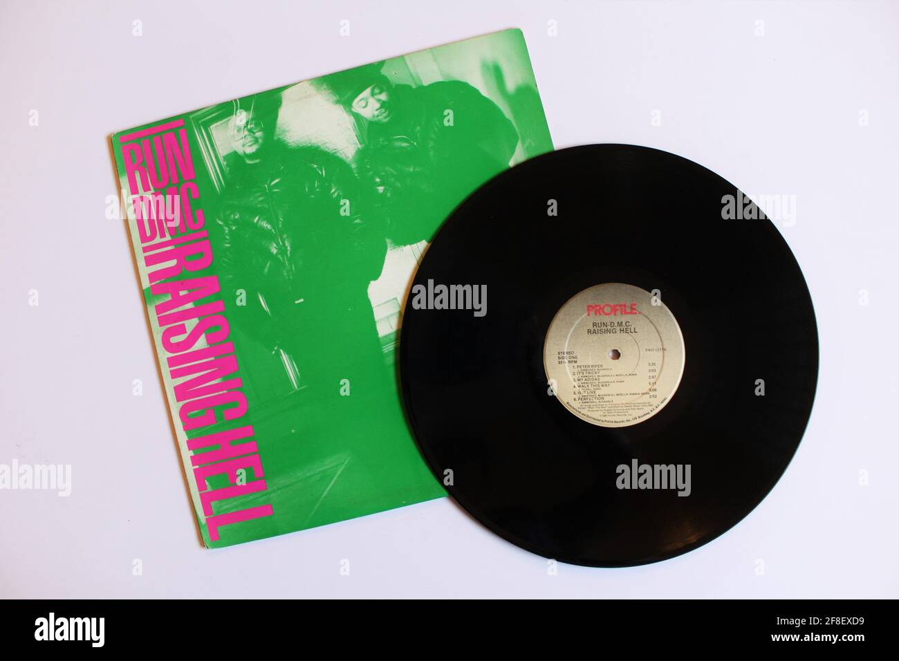 Groupe hip hop and rap rock, album de musique Run-DMC sur disque vinyle LP. Intitulé: Élever l'Enfer Banque D'Images