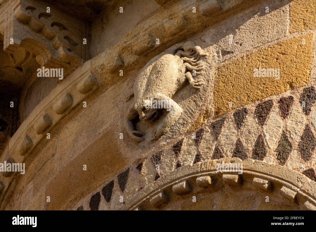 Issoire, signe zodiac (cancer), église romaine de Saint-Austremoine, département du Puy de Dôme, Auvergne Rhône Alpes, France, Auvergne, France, Europe Banque D'Images